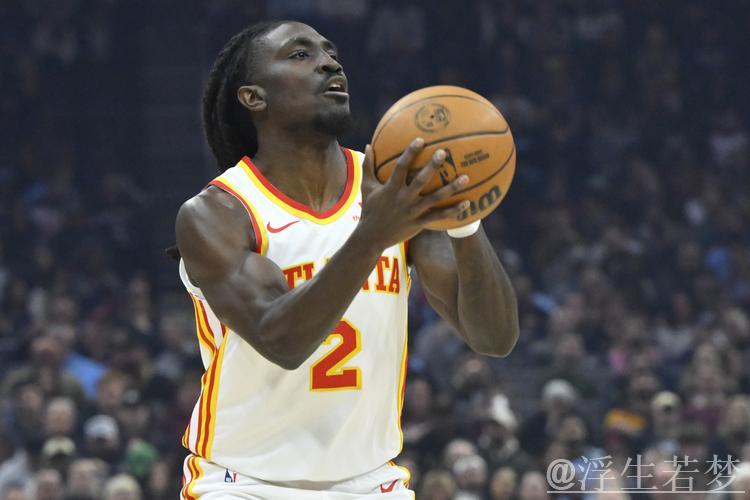 肯里奇快攻上篮得手 华莱士助攻精彩传球